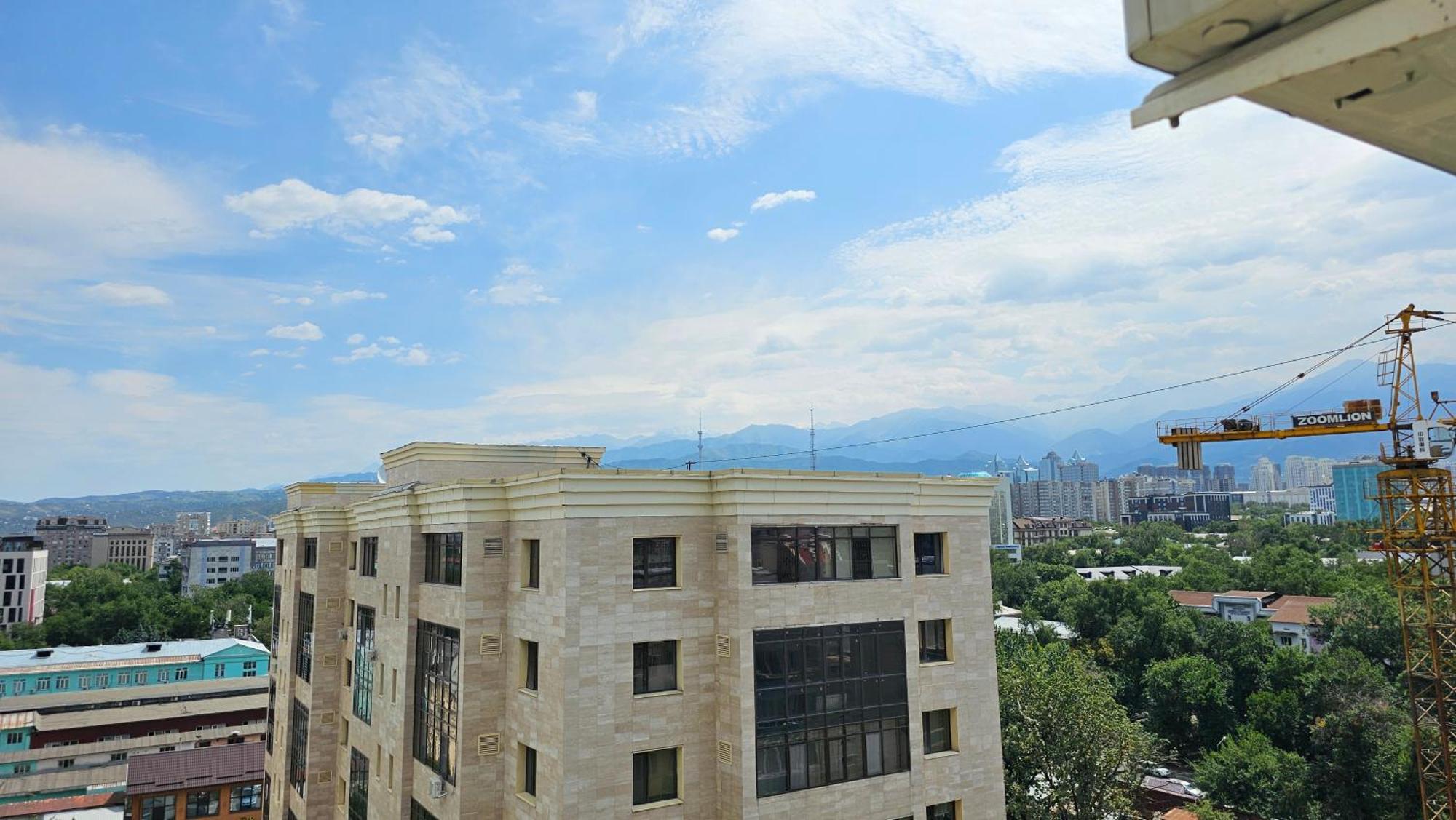 Новый Жк В Самом Центре Города Almaty Esterno foto